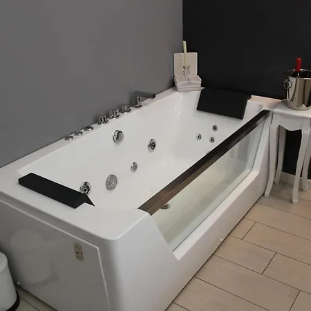 Appartamento Jacuzzi By Parmacentro *