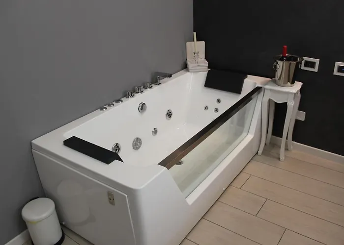 Lägenhet Jacuzzi By Parmacentro *